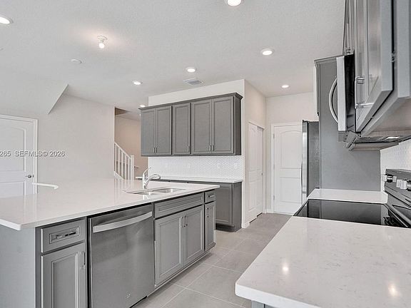 5th image of 2202 Appleton Cir S