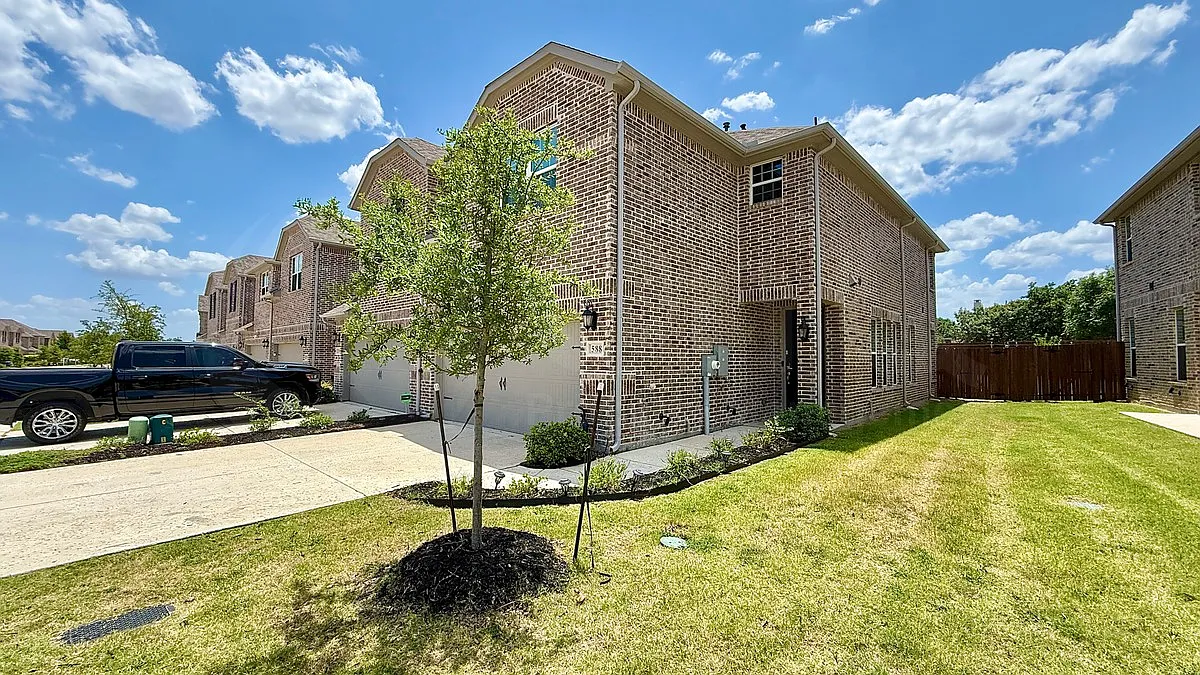 4 bed, 4.0 bath, 2012 sqft, $2,699 — Photo 2