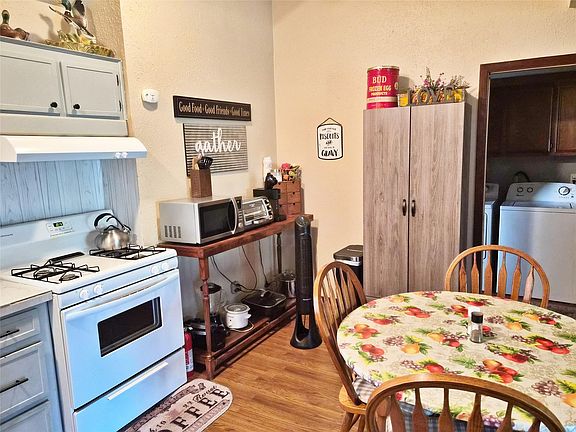 5th image of 1085 Reeves Rd