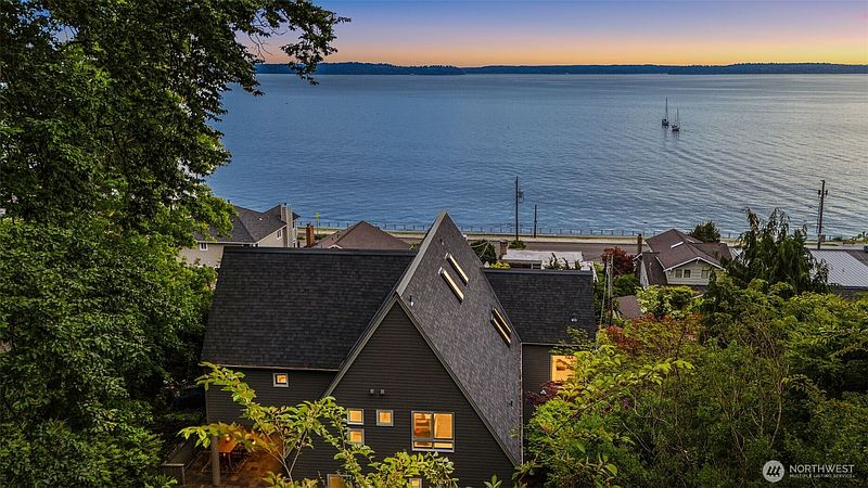 4th image of 4622 57th Avenue SW