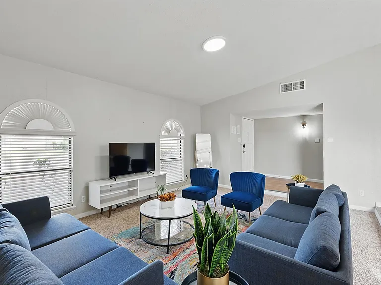 3454 Livingston Ln — Photo 6