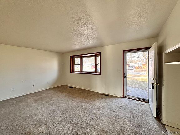 2nd image of 5004 Hayes St