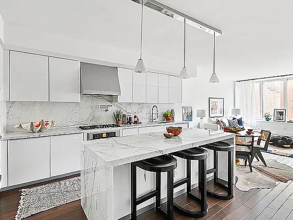 2nd image of 5 Franklin Pl APT 6A