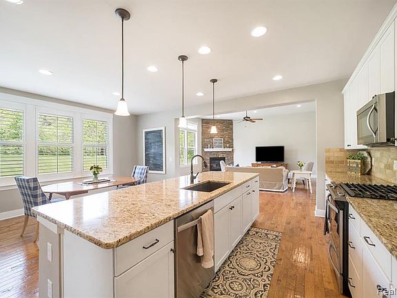 5th image of 6104 Ardmore Ln