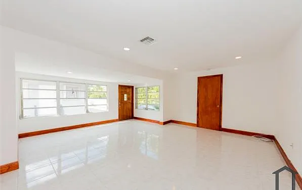 3 bed, 1000 sqft, $2,700 — Photo 2