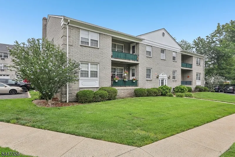 1 bed, 1.0 bath, $2,600 — Photo 2