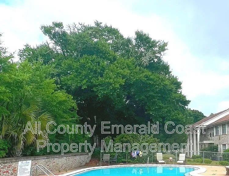 105 Country Club Dr — Photo 3