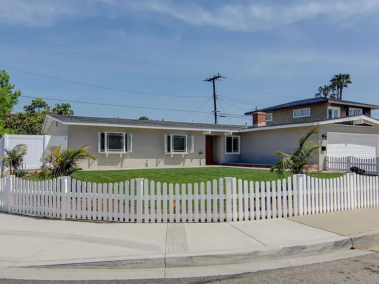 980 Presidio Dr — Photo 1