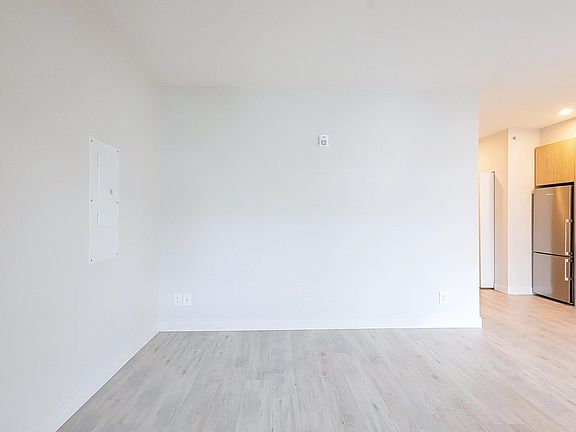 4th image of 5535 Hastings St #406