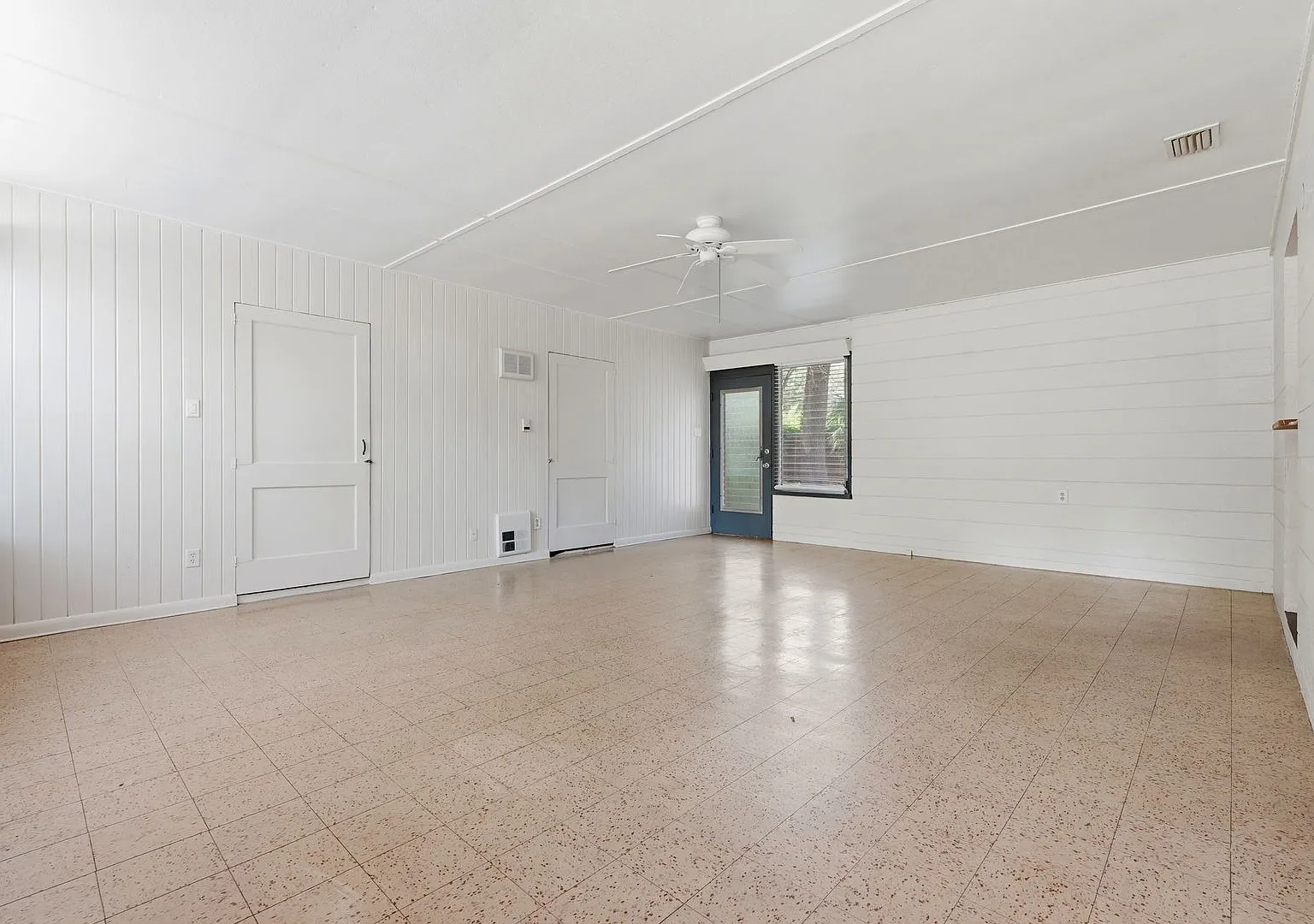 Charming Mid Century Modern Home/Fenced Yard/Lawn Care Included — Photo 3