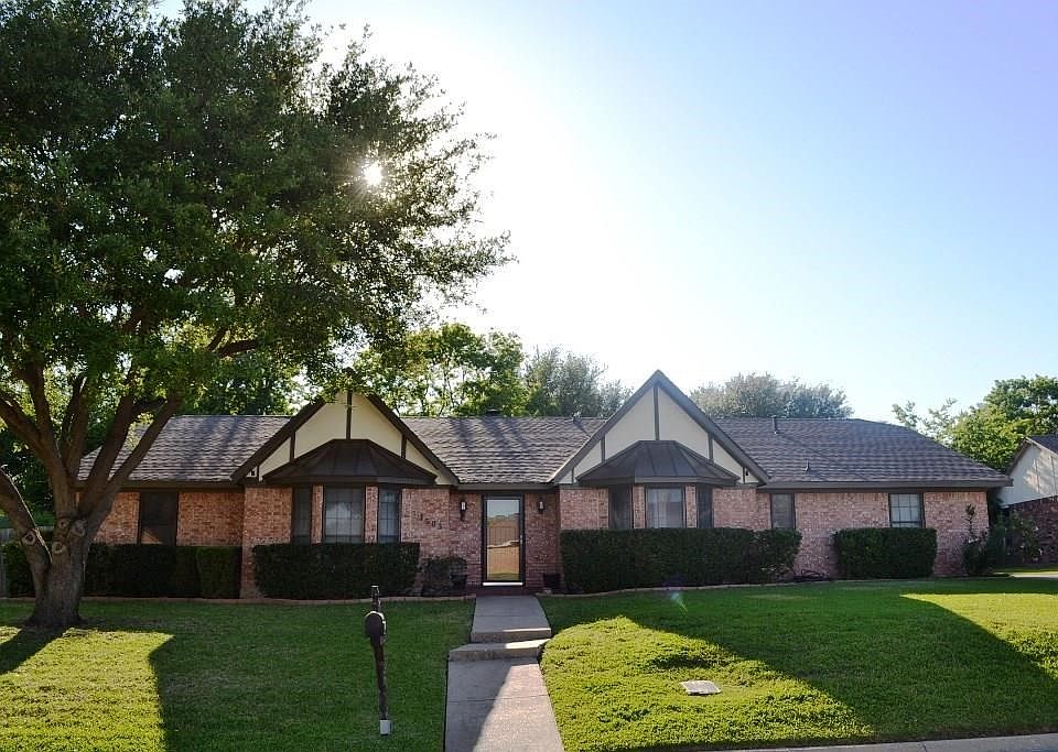 Welcome to 1503 Meadow Crest Lane in Mansfield