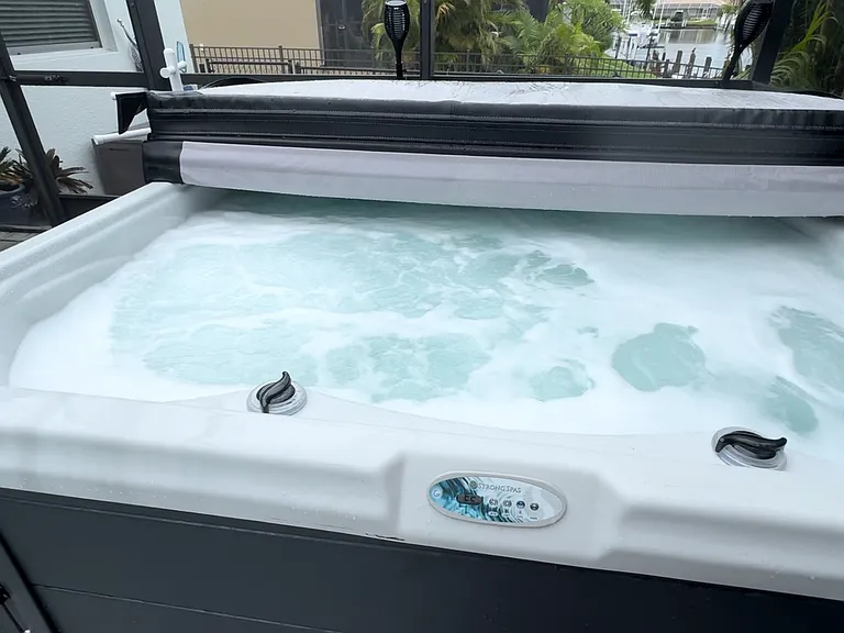 6 person lighted Jacuzzi