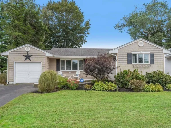 17 Nimitz Street, Huntington, NY 11743