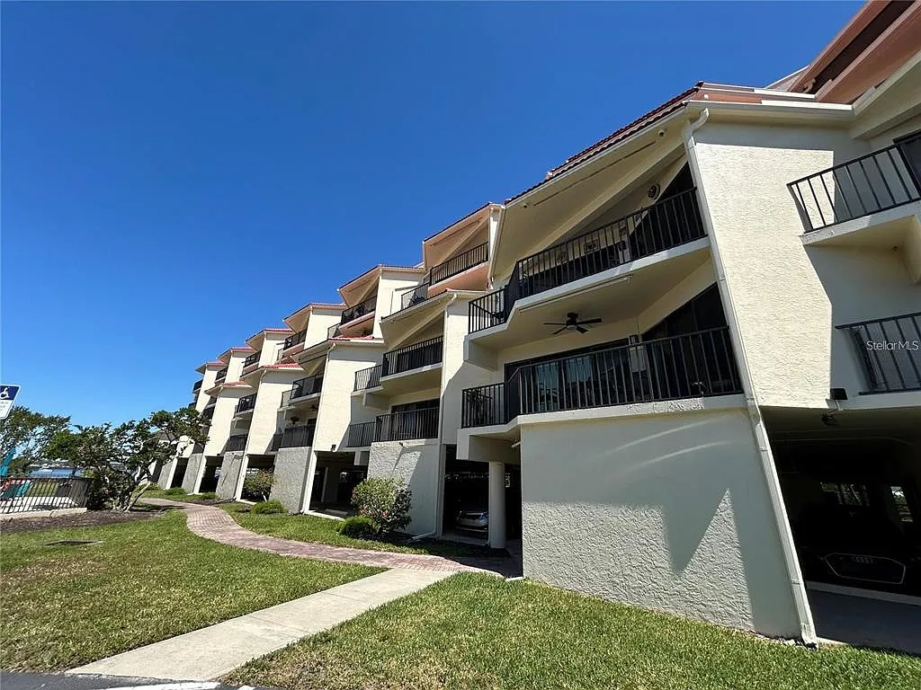 2 bed, 2.0 bath, 1272 sqft, $2,400 — Photo 2