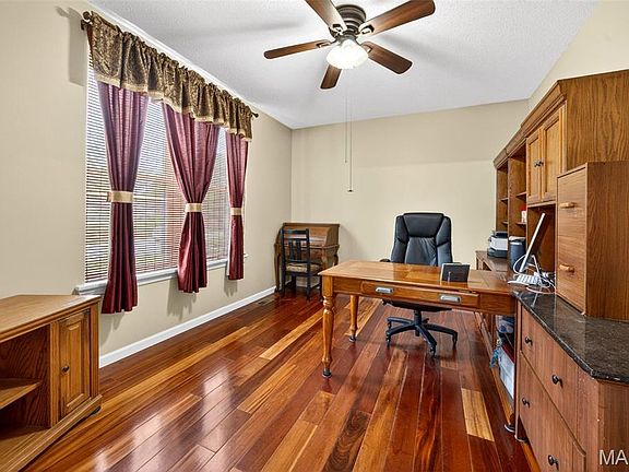 3rd image of 51 Parkview Ln