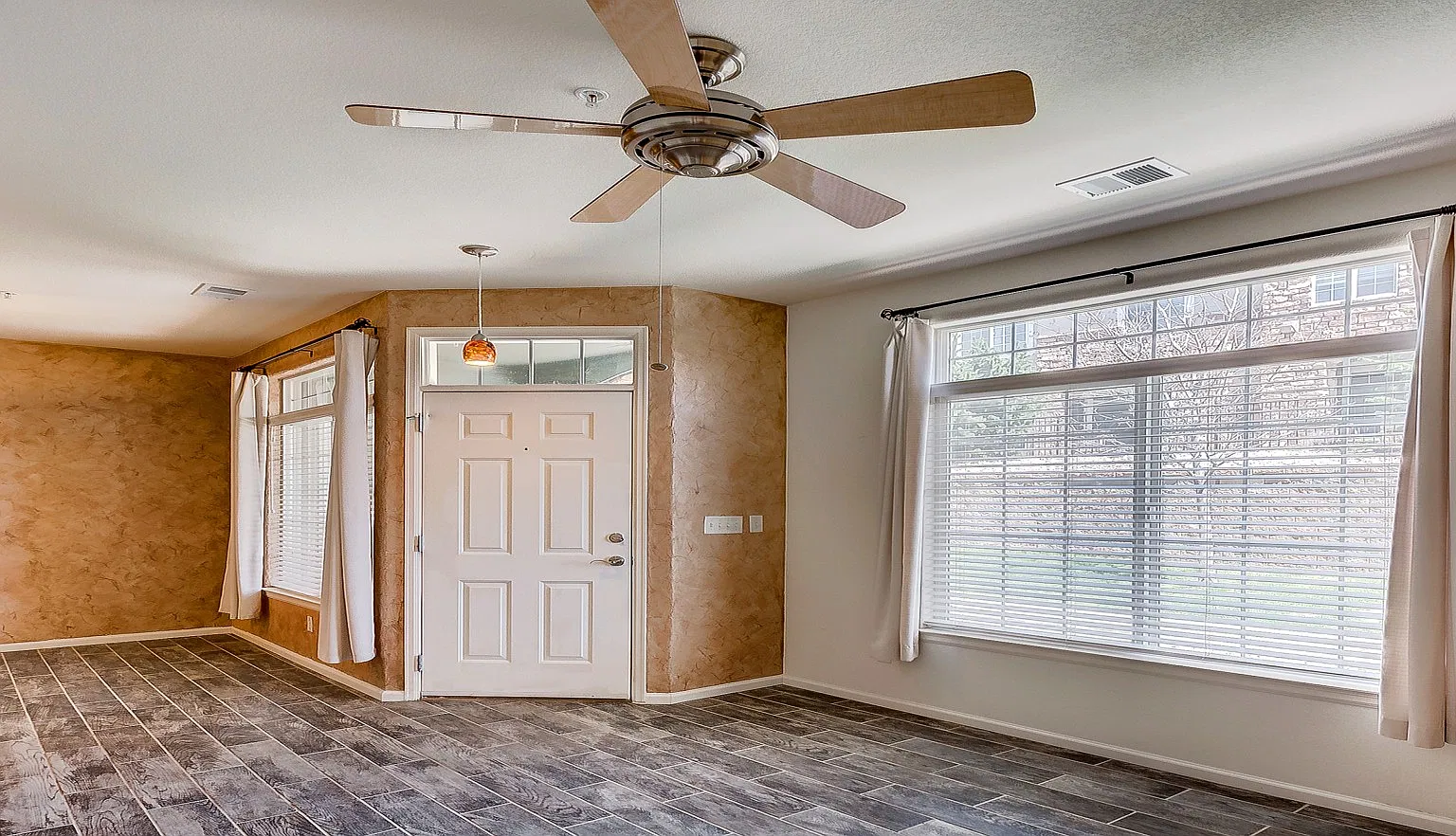 2 bed, 1000 sqft, $1,850 — Photo 2