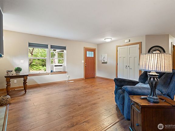 5th image of 8992 Denise Place NE