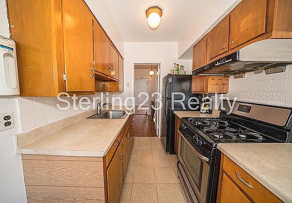 3rd image of 20-53 26th St #2