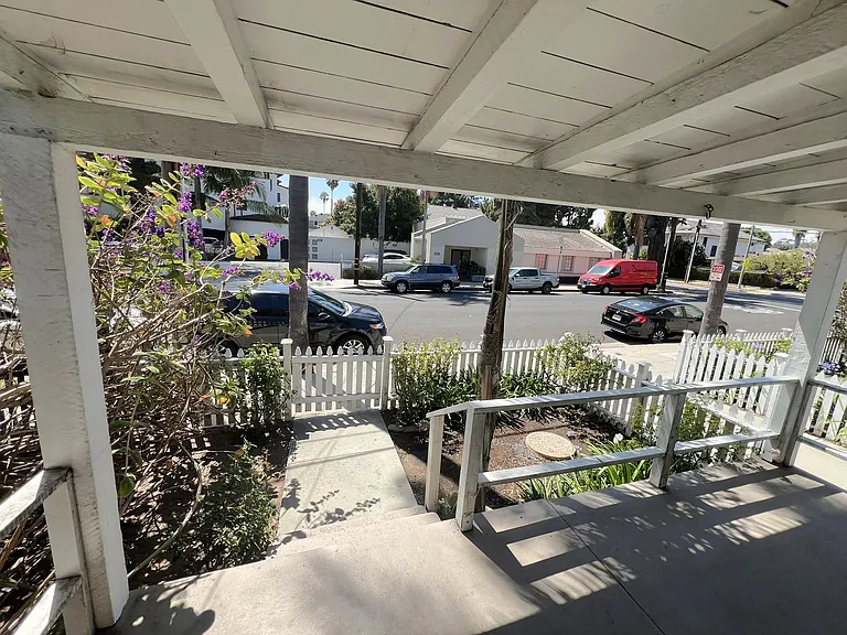130 W De La Guerra St — Photo 2
