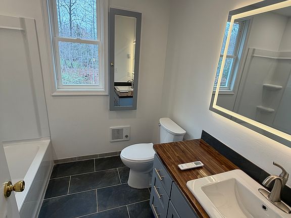 3rd image of 450 Lakeland Ln