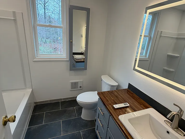 450 Lakeland Ln — Photo 3
