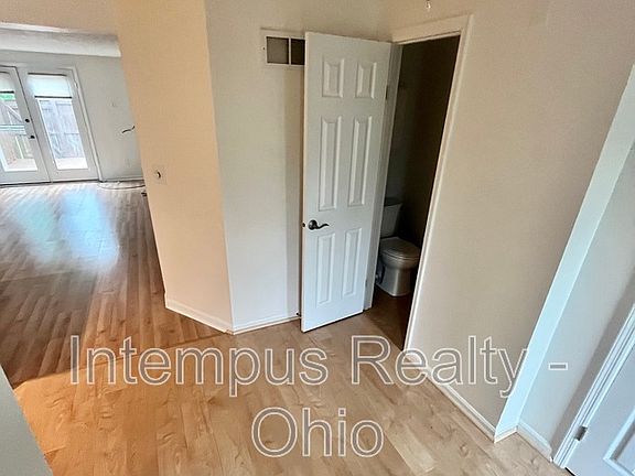 3rd image of 2071 Stratford Ct