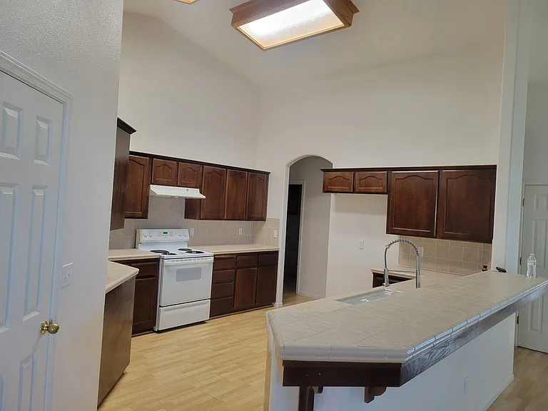 1160 Evergreen Ave — Photo 3