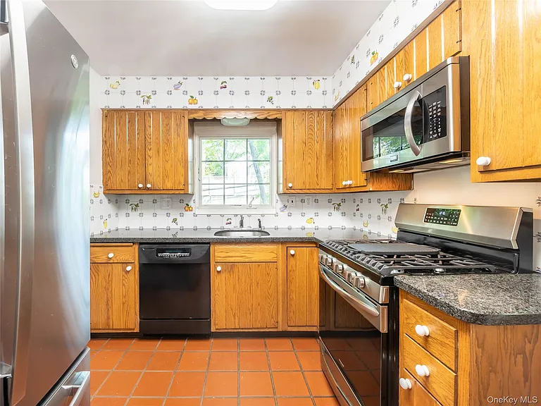 35 Bogart Ave — Photo 11