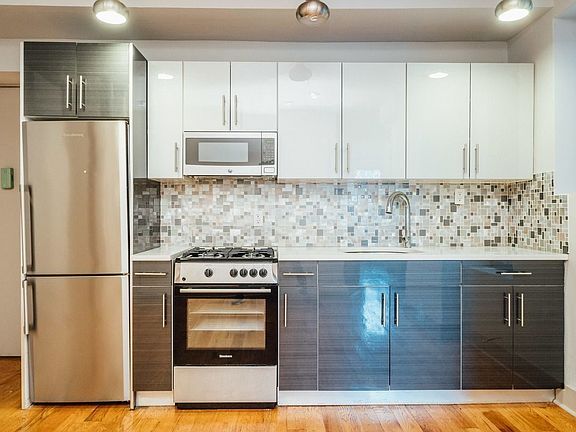 4th image of 292 Bedford Ave #22