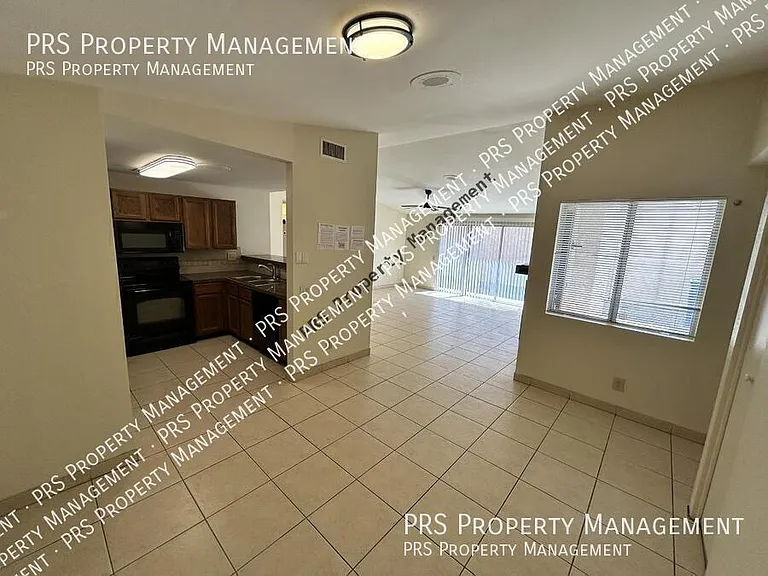 1762 W Colt Rd — Photo 11