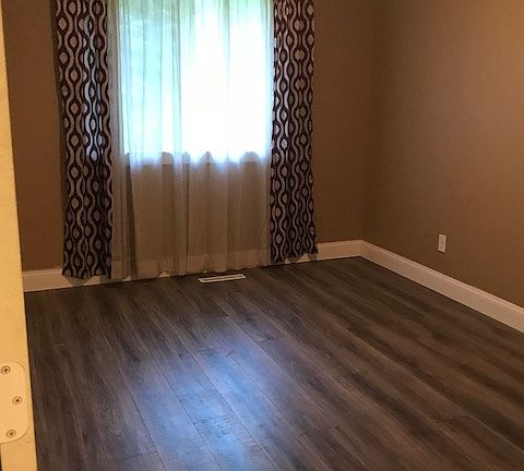 2nd image of 330 Jenny Ln