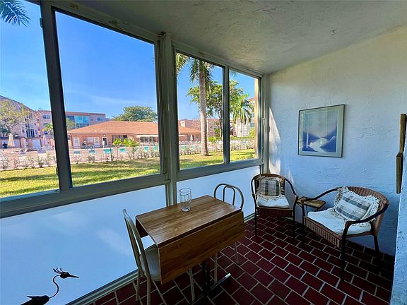 5th image of 2811 Somerset Drive #102