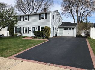 134 Swan Ln, Levittown, NY 11756