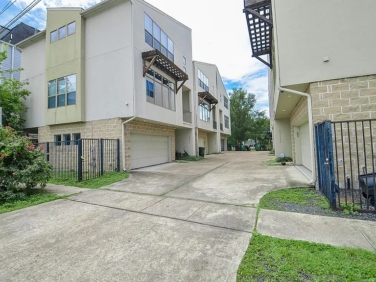 5311 Lillian St — Photo 2