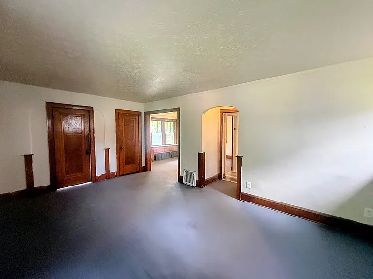 325 Grace Ave — Photo 6