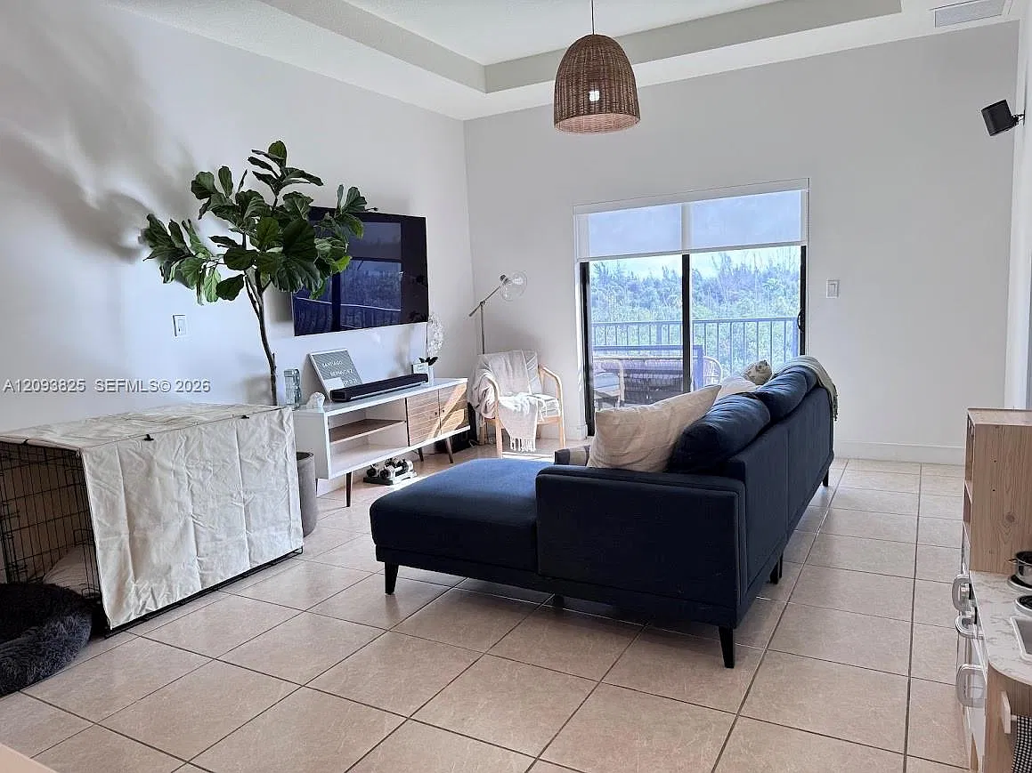 3 bed, 1236 sqft, $3,300 — Photo 4