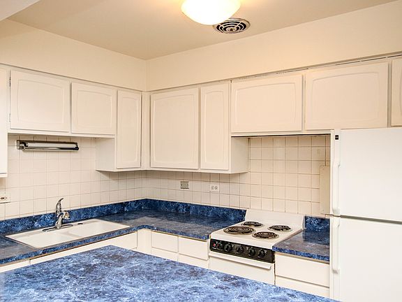 5th image of 420 W Aldine Ave APT 328