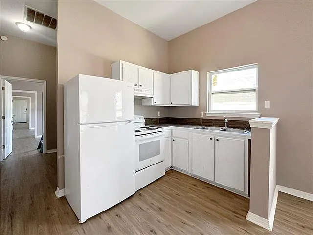 3 bed, 2.0 bath, 950 sqft, $1,400 — Photo 4