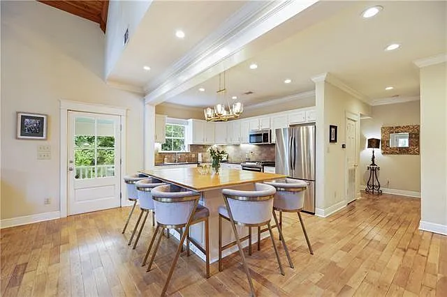921 Carriage Way — Photo 3