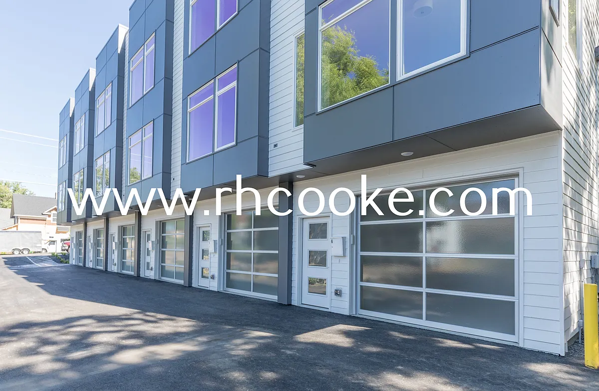 Building Photo - 704 S Arthur St #6