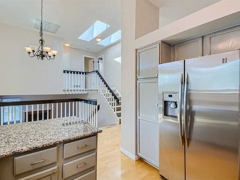 952 Thames St — Photo 11