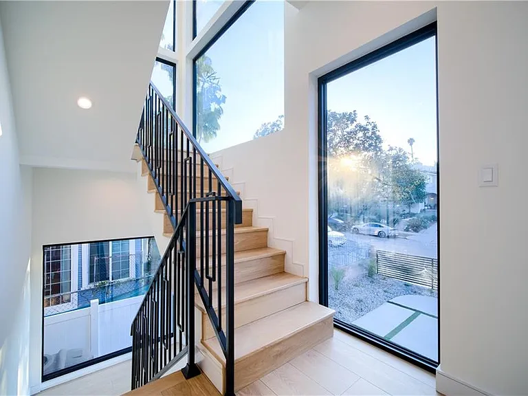 616 N Mariposa Ave — Photo 12