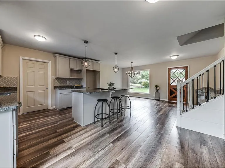 1805 Blue Spring Ln — Photo 6