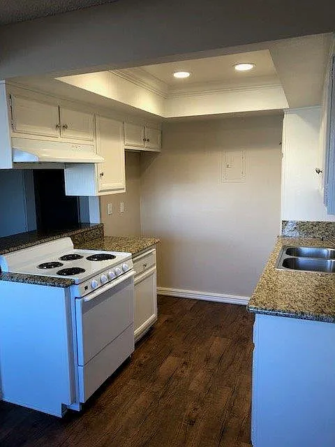 El Mirador Apartments — Photo 4