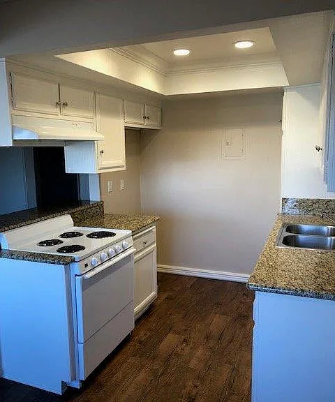 El Mirador Apartments — Photo 4