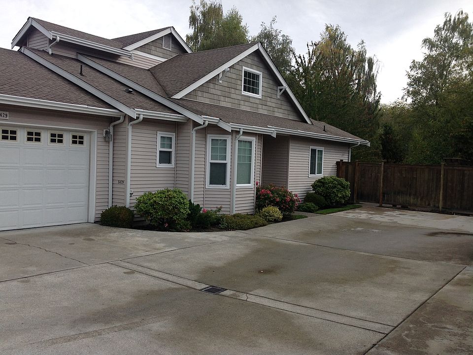 End unit w/view of the creek