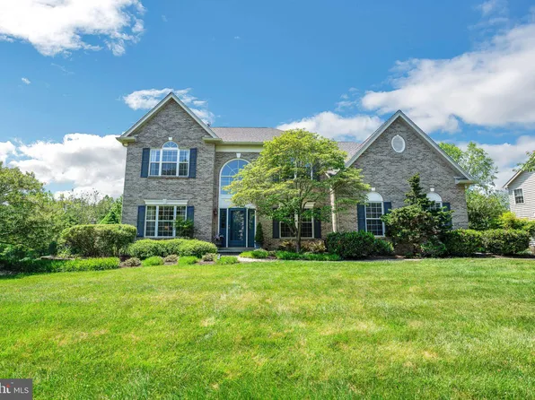 135 Raven Hollow Dr, North Wales, PA 19454