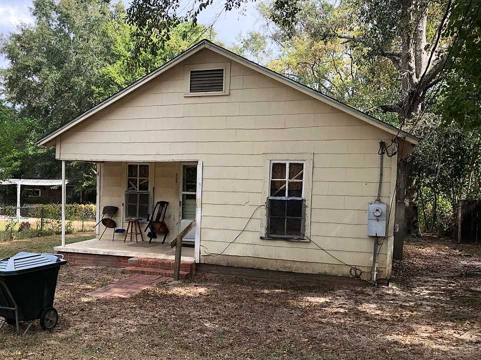 2nd image of 303 Donald St