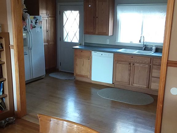 4th image of 101 S Burnham St