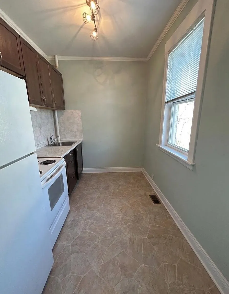 Cozy Main Floor 1 Bedroom with Private Entrance and Parking — Photo 2